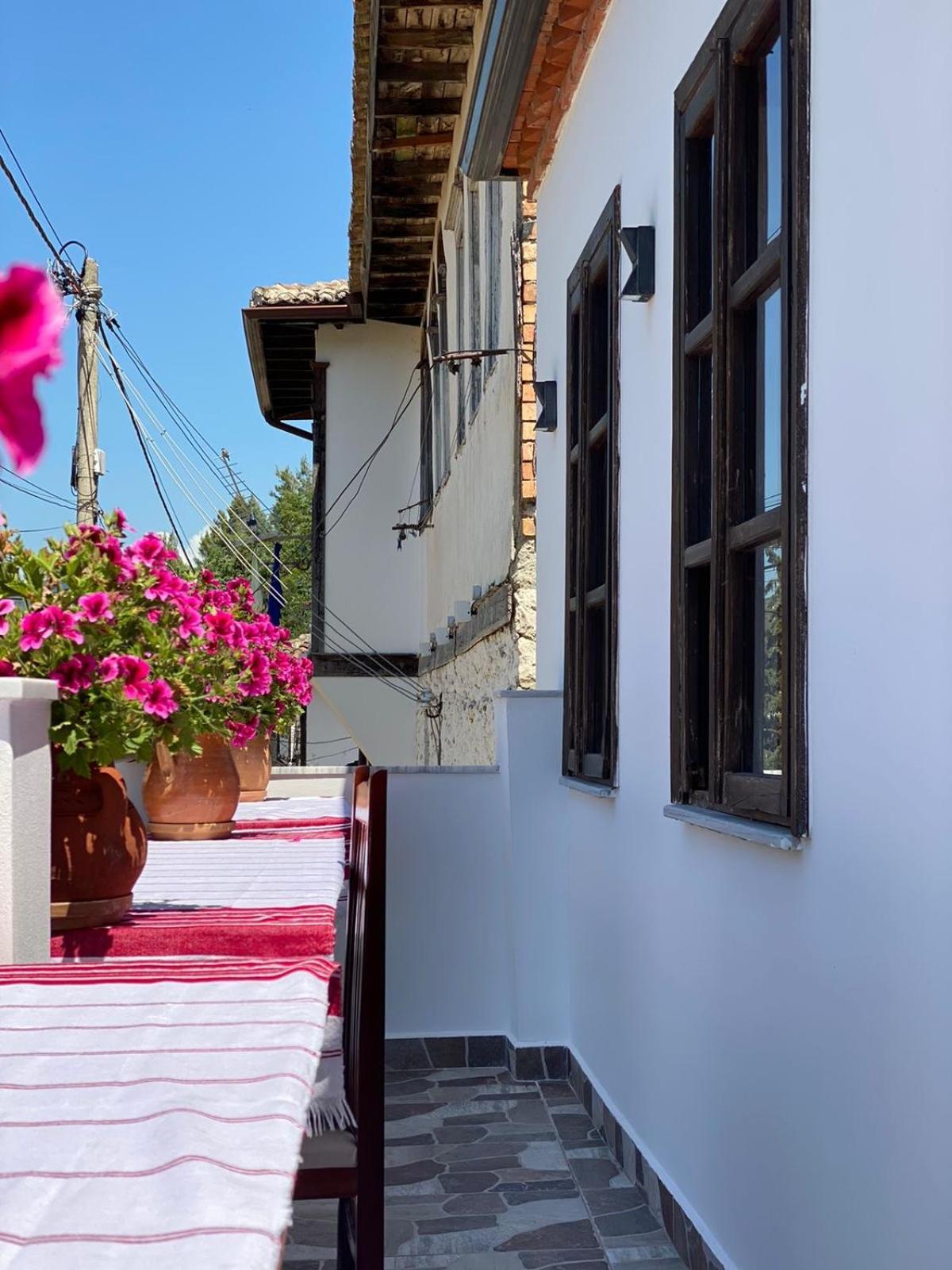 Oda E Skulptorit-Unesco Quarter Berat Exteriér fotografie
