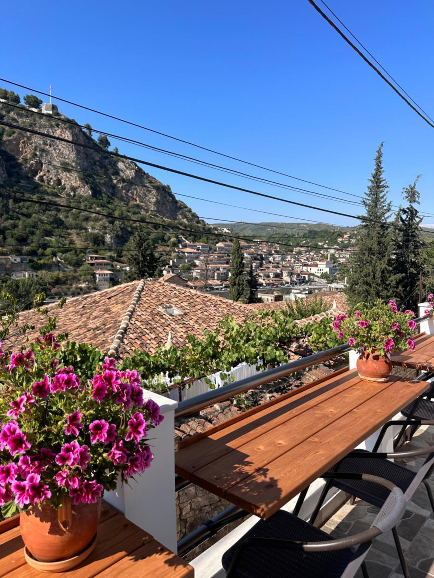 Oda E Skulptorit-Unesco Quarter Berat Exteriér fotografie