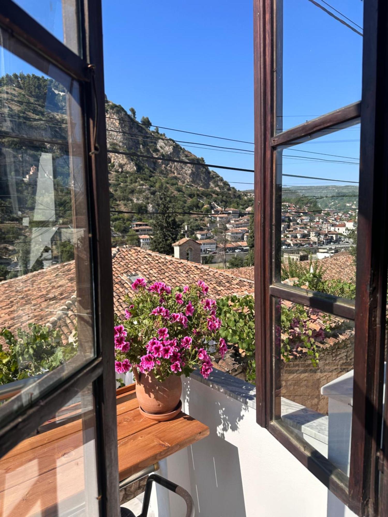 Oda E Skulptorit-Unesco Quarter Berat Exteriér fotografie