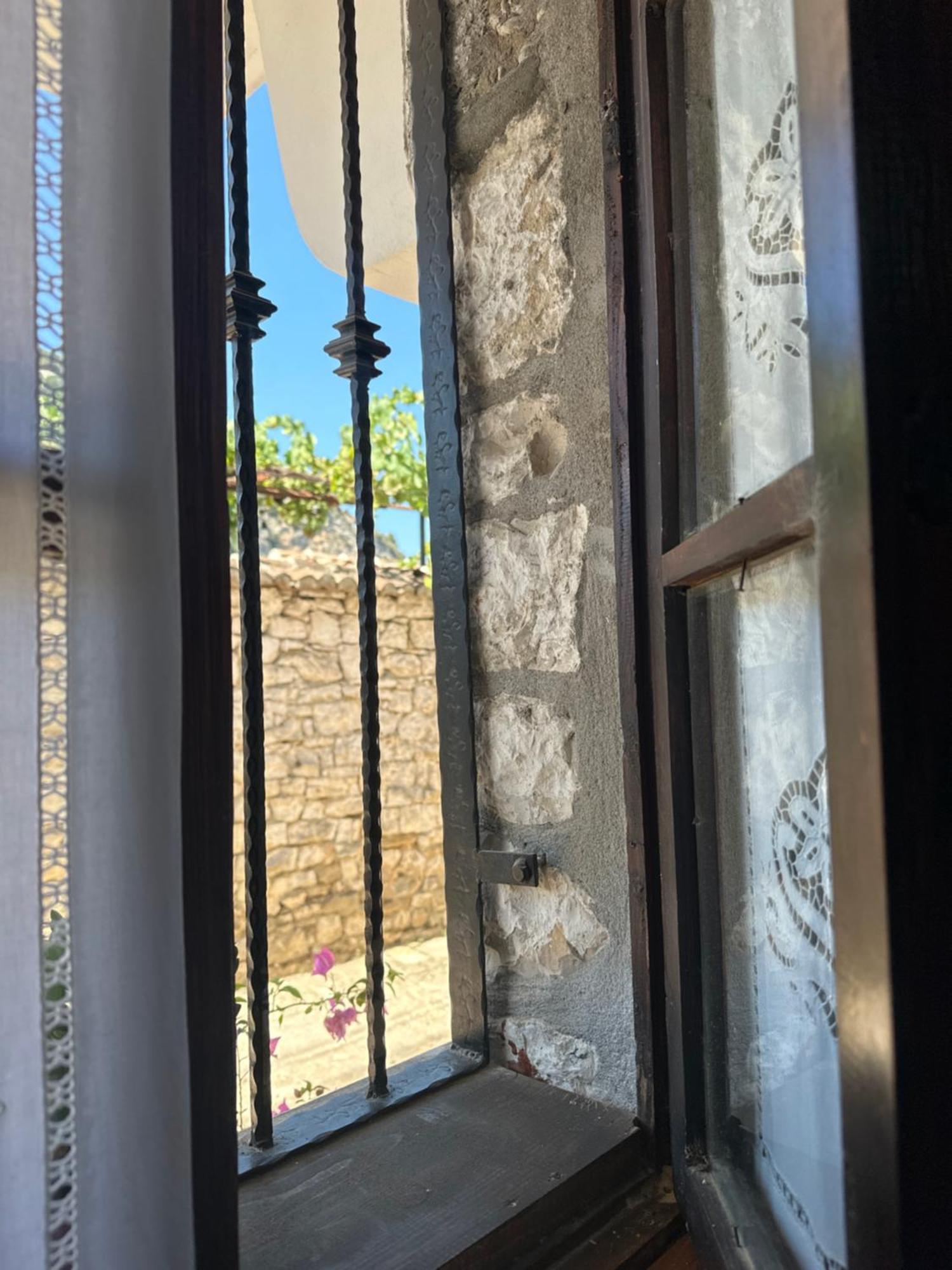 Oda E Skulptorit-Unesco Quarter Berat Exteriér fotografie