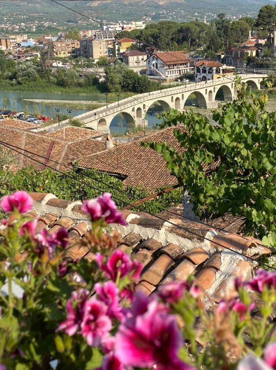 Oda E Skulptorit-Unesco Quarter Berat Exteriér fotografie