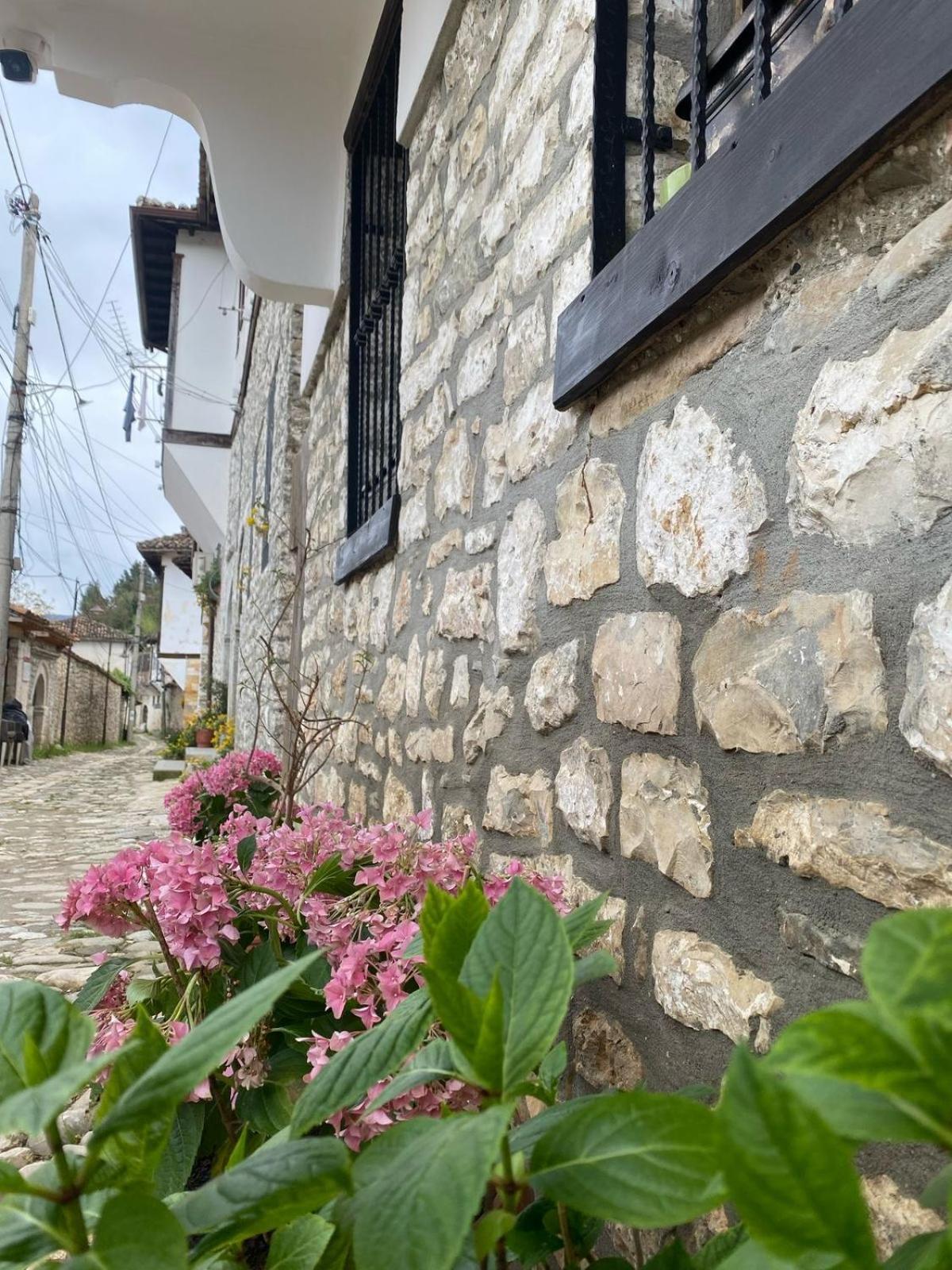 Oda E Skulptorit-Unesco Quarter Berat Exteriér fotografie
