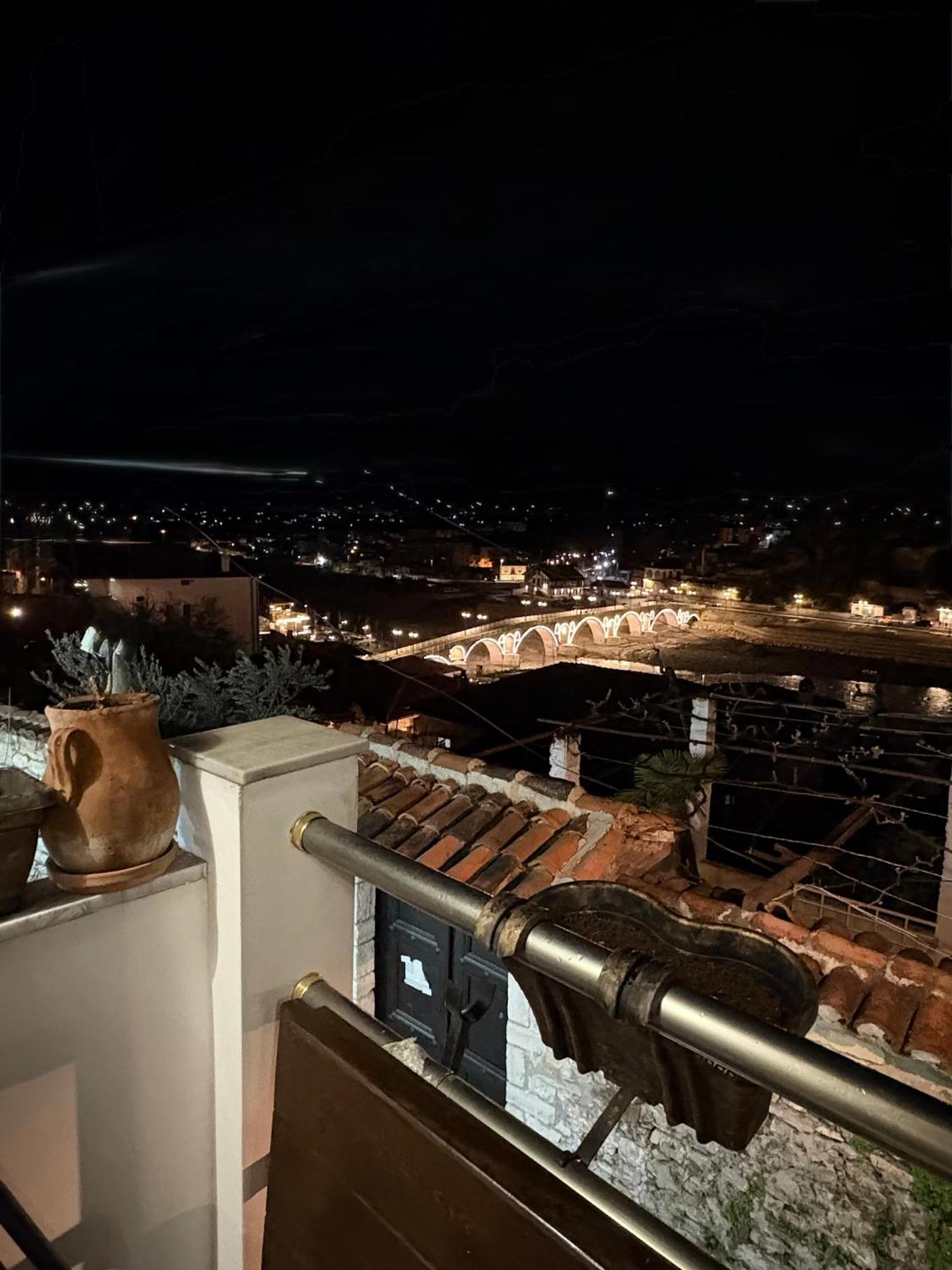 Oda E Skulptorit-Unesco Quarter Berat Exteriér fotografie