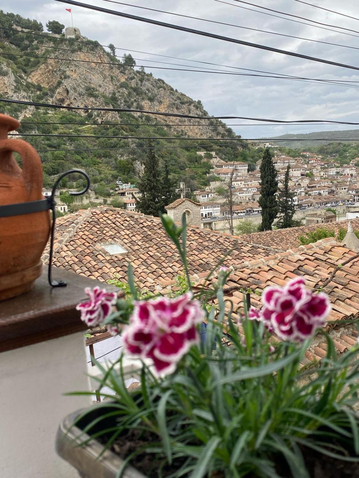 Oda E Skulptorit-Unesco Quarter Berat Exteriér fotografie