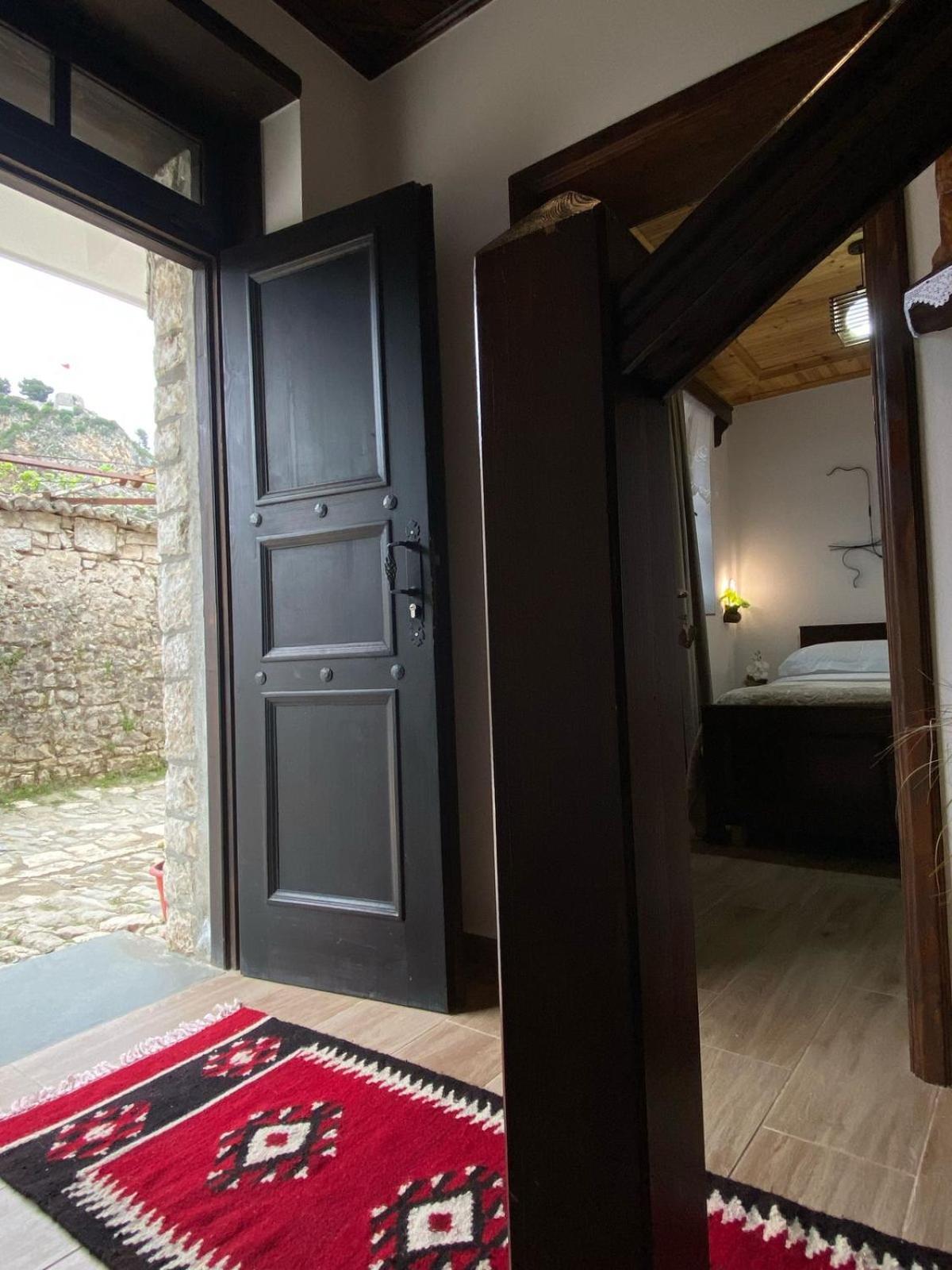 Oda E Skulptorit-Unesco Quarter Berat Exteriér fotografie