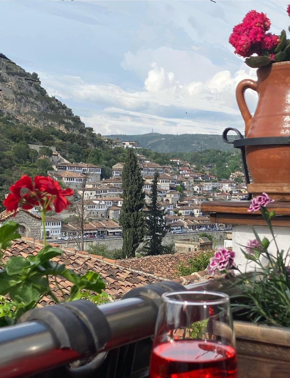 Oda E Skulptorit-Unesco Quarter Berat Exteriér fotografie
